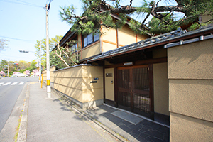 【１】京都加茂川荘（右）から見た鴨川の方面です。