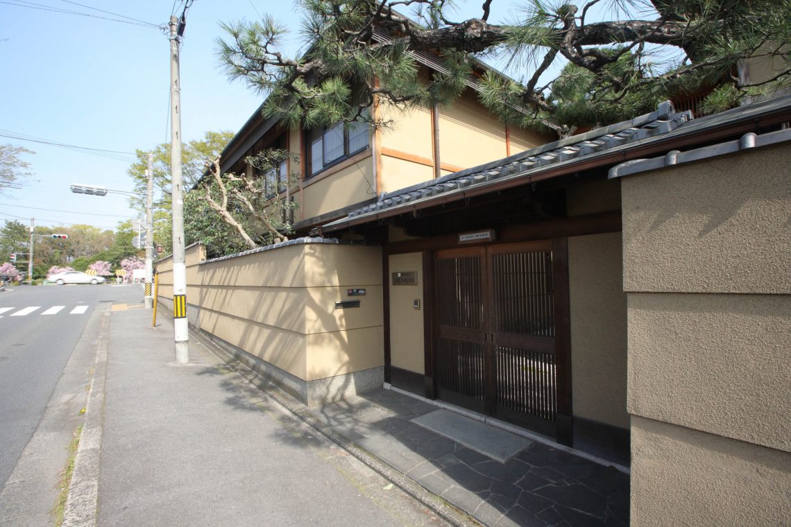 【１】京都加茂川荘（右）から見た鴨川の方面です。